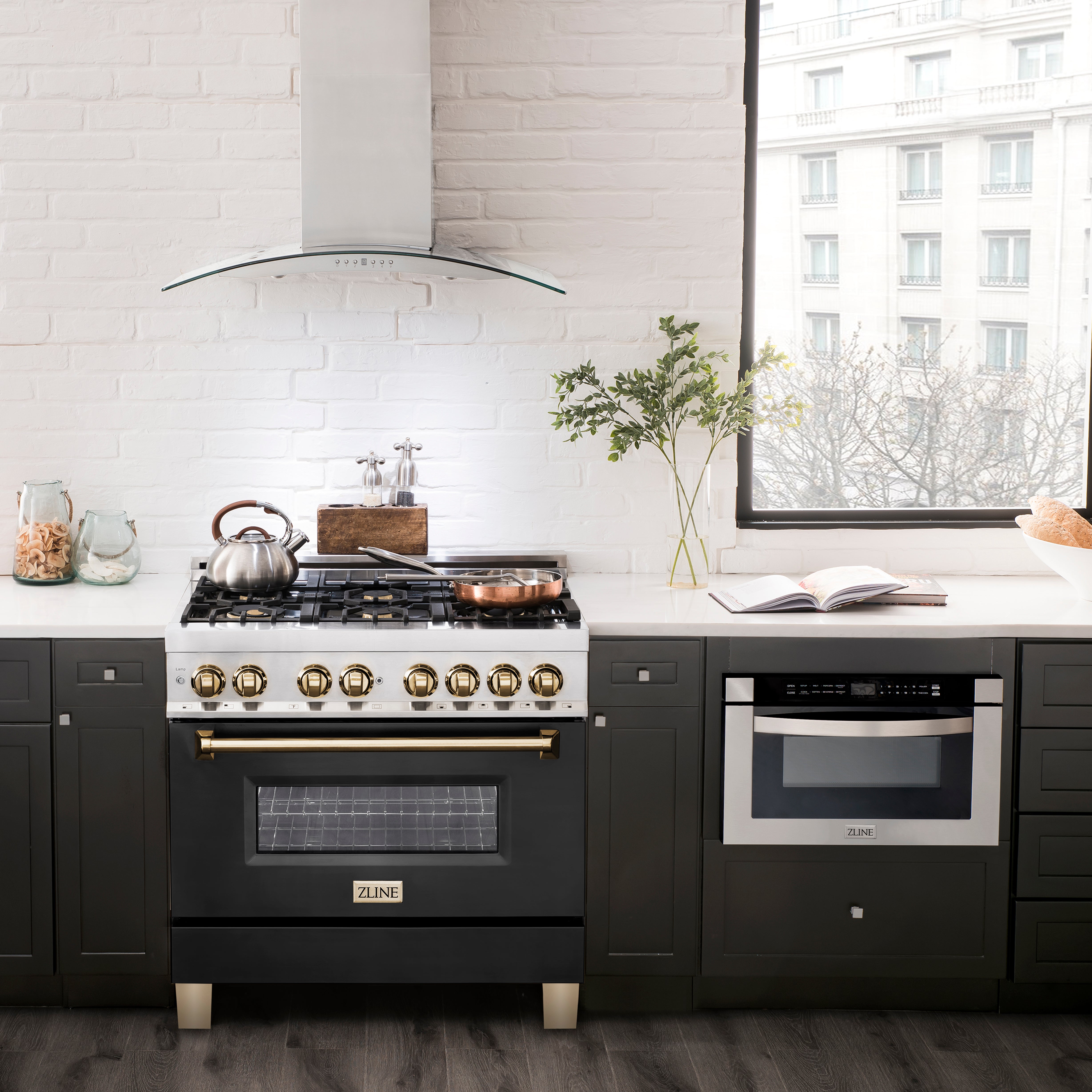 ZLINE Autograph 36 in. Dual Fuel Range 4.6 cu. ft. with Gas Cooktop, Electric Oven, Black Matte Door and Gold Accents (RAZ-BLM-36-G)